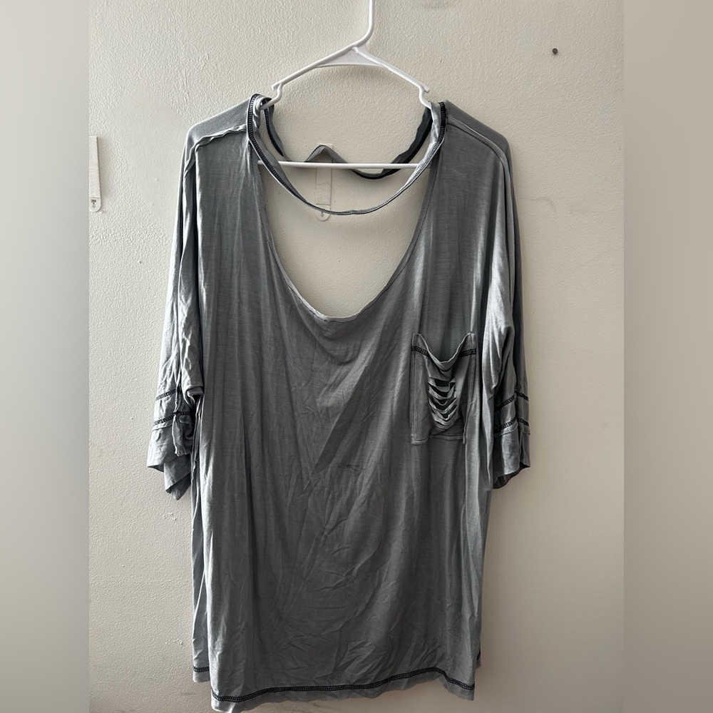 Women’s POL blouse, gray and size large. Worn once or twice. Excellent condition
